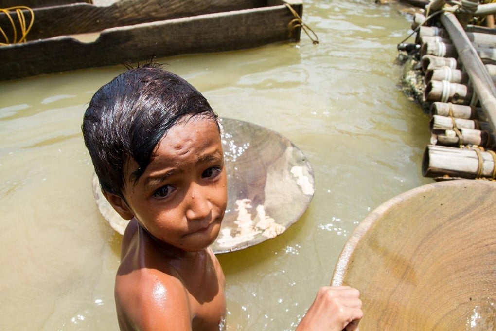 “Peter,” 11, works at an underwater mining site in Santa Milagrosa, Jose Panganiban. Photo: Mark Z. Saludes for Human Rights Watch
