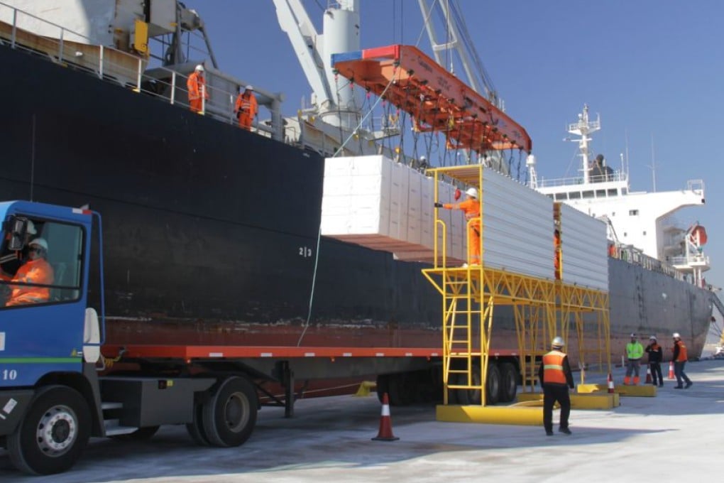 ARAUCO delivers products to over 200 customers, including paper producers and wood product processors in China.