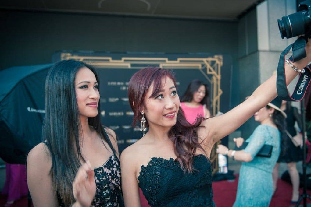 Linda Dong video-logs another red carpet experience, this time with her sister Kelly Dong (left). Photo: SCMP Pictures