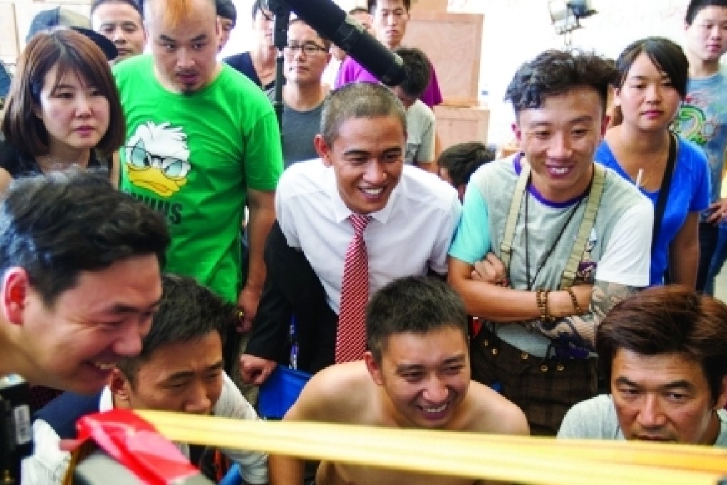 Xiao Jiguo, centre, US President Barack Obama's Chinese alter ego,  views footage on set in Guangzhou. Photo: Southern Metropolis News