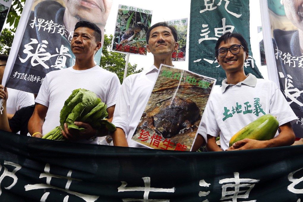 Rural village representative Cheung Kwai-choi (left), Edward Yiu and environmentalist Chu Hoi-dick make pledges for the district council elections. Photo: Sam Tsang