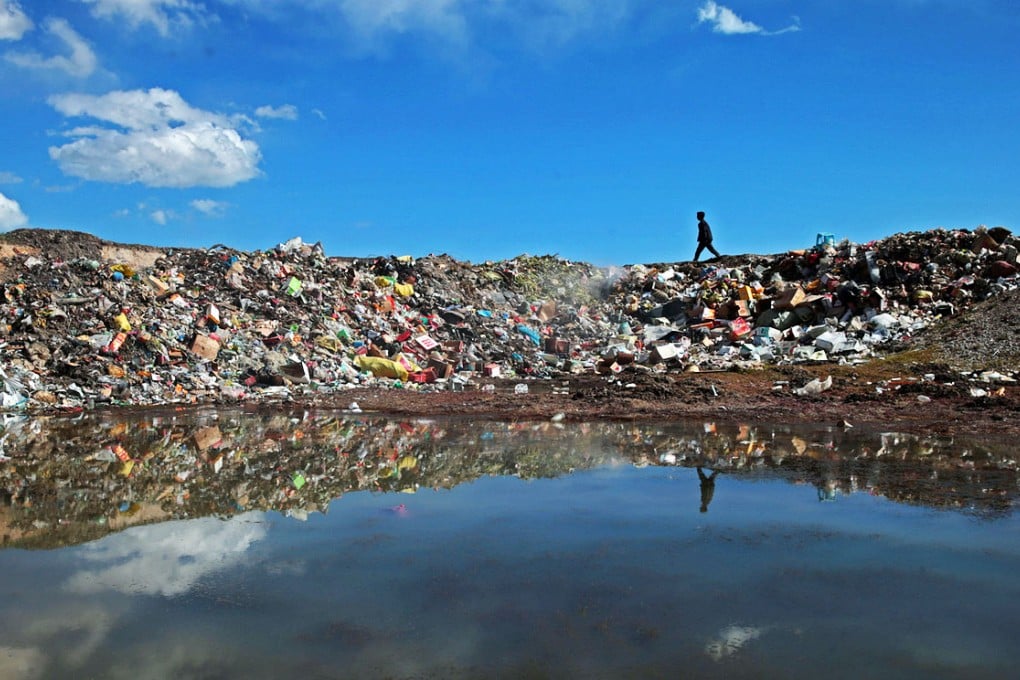 A visitor walks around the edge of China's litter-strewn Qinghai Lake. Photo: Chinanews.com
