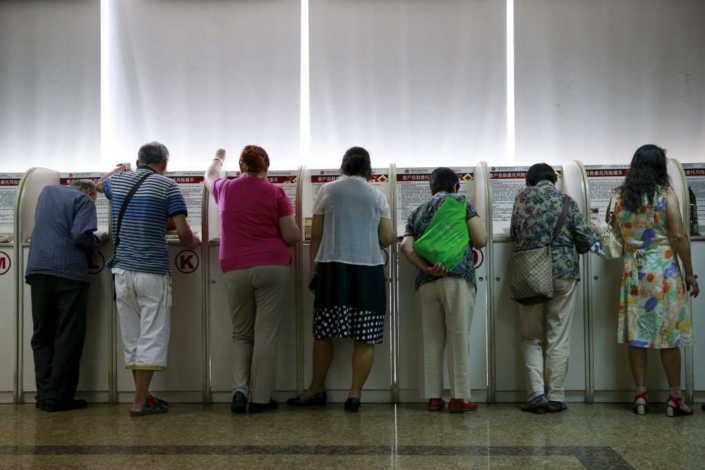Investors look at computer screens showing stock information at a brokerage house in Beijing, China, September 8. Photo: Reuters
