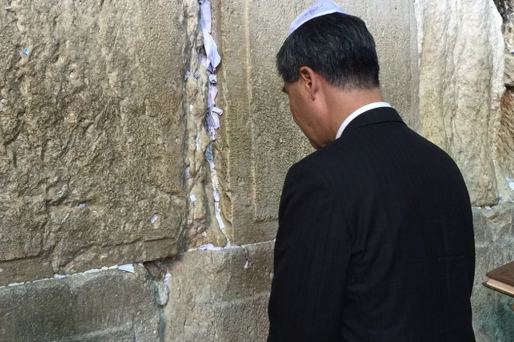 Leung Chun-ying visited the Western Wall in Jerusalem's Old City. Photo: Consulate General of Israel in Hong Kong and Macau