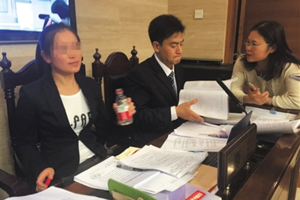 Yu Yanru, left, during the court hearing. Photo: The Beijing News