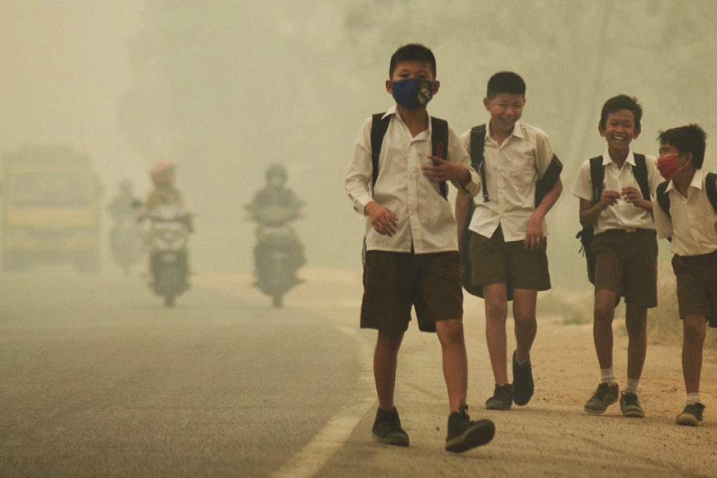 Students endure the haze in Indonesia’s Jambi province. Photo: Reuters