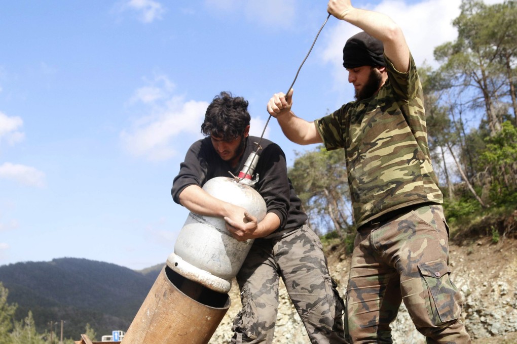 Rebel fighters prepare a locally made weapon before launching towards forces loyal to Syria's President Bashar al-Assad in a rural area outside Latakia in 2014. Photo: Reuters