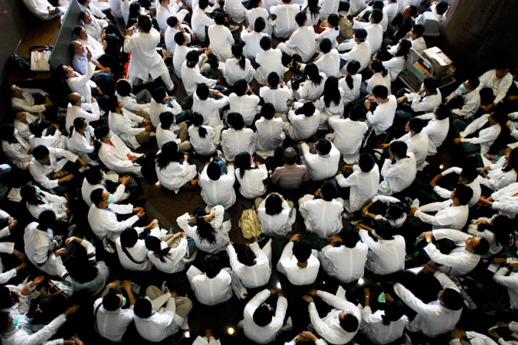 The Public Doctors' Association is calling on members to put on their uniforms and assemble at the main lobby of the Queen Elizabeth Hospital on Wednesday afternoon for the 90-minute protest. Photo: Jonathan Wong