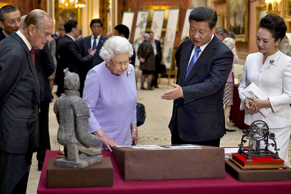 Britain's Queen Elizabeth and Prince Philip (Left) view a display of Chinese antiquities from the Royal Collection at Buckingham Palace with Chinese president Xi Jinping and first lady Peng Liyuan in London. Photo: Reuters