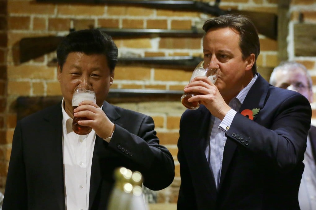 Xi and Cameron sip a pint at a pub near the UK prime minister's country estate, Chequers. Photo: AP