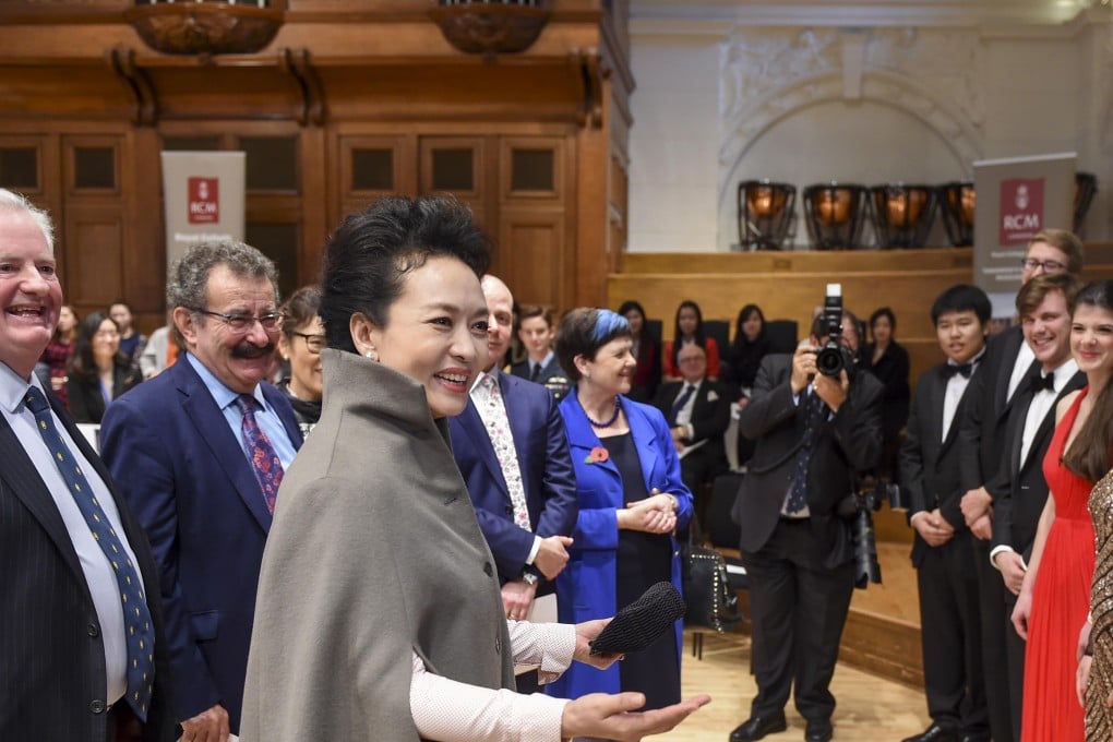 Peng Liyuan pictured with students at the Royal College of Music in London. Photo: Xinhua