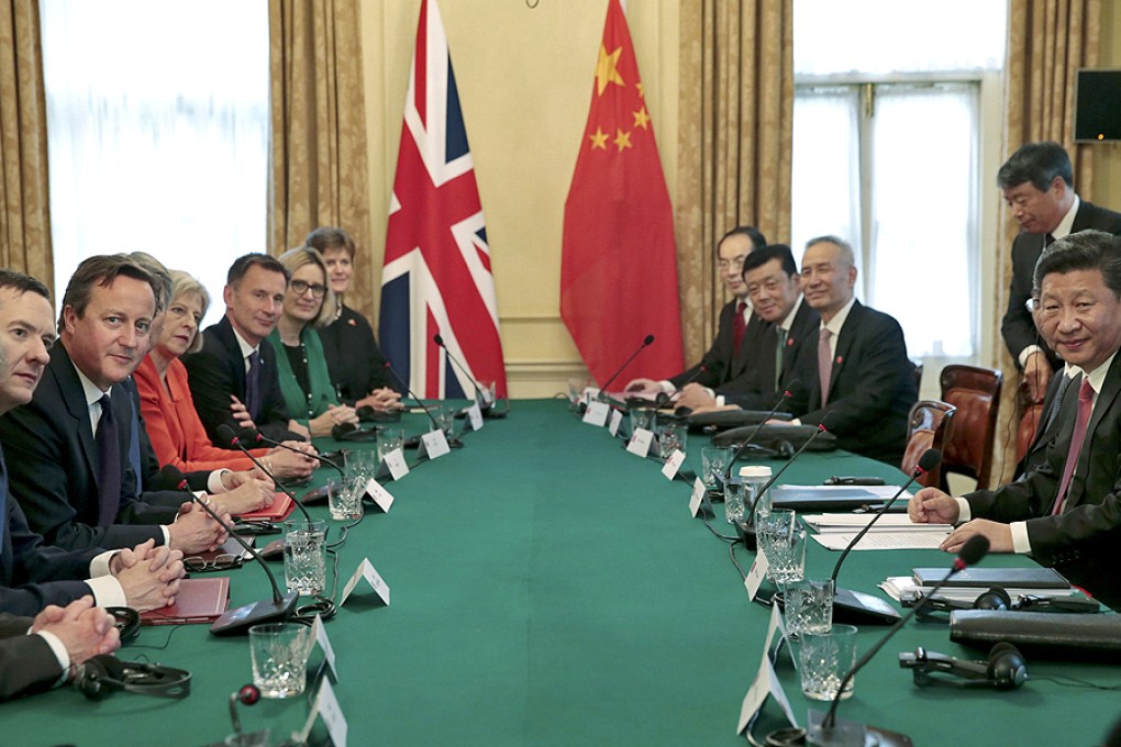 China's President Xi Jinping, right, meets Britain's Prime Minister David Cameron, 3rd left, and other senior members of his government in the cabinet room in 10 Downing Street. Photo: AP