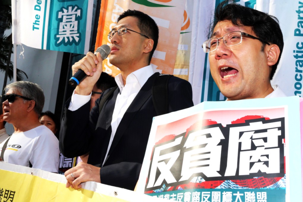 Democratic Party chief executive Lam Cheuk-ting (second right) with Alliance of Anti colluded-bidding and owners of Garden Vista protest outside District Court in Wan Chai on Tuesday. Photo: Dickson Lee