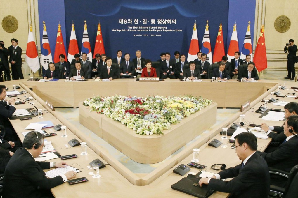 South Korean President Park Geun-hye (centre) holds summit talks at the presidential Blue House in Seoul on Sunday with Premier Li Keqiang and Japanese Prime Minister Shinzo Abe. Photo: Kyodo