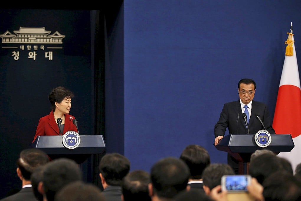 South Korean President Park Geun-hye listened to Chinese Premier Li Keqiang during a news conference after trilateral summit at the Presidential Blue House in Seoul. Photo: Reuters