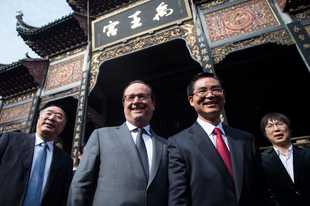 French President Francois Hollande (centre) with Chongqing's mayor Huang Qifan (left) during his visit to Chongqing on Monday. Photo: AFP
