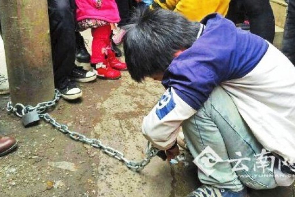 Passersby found the boy chained to an electricity pole on the street. His mother said it was the only way to stop him running away. Photo: Yunnan.cn