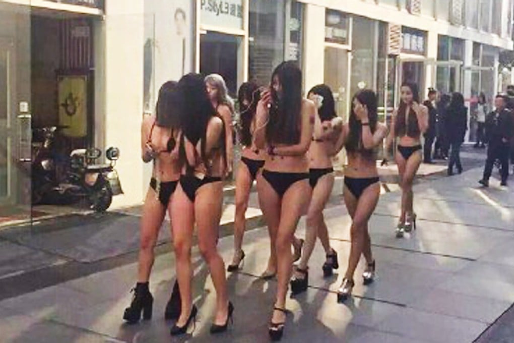 The women taking part in the publicity stunt. Photos: 163.com