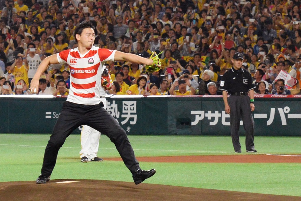 Rugby star Ayumu Goromaru throws out the ceremonial first pitch for the Japan Baseball Series between the SoftBank Hawks and the Yakult Swallows. He has become a star at home following his World Cup exploits. Photos: Kyodo