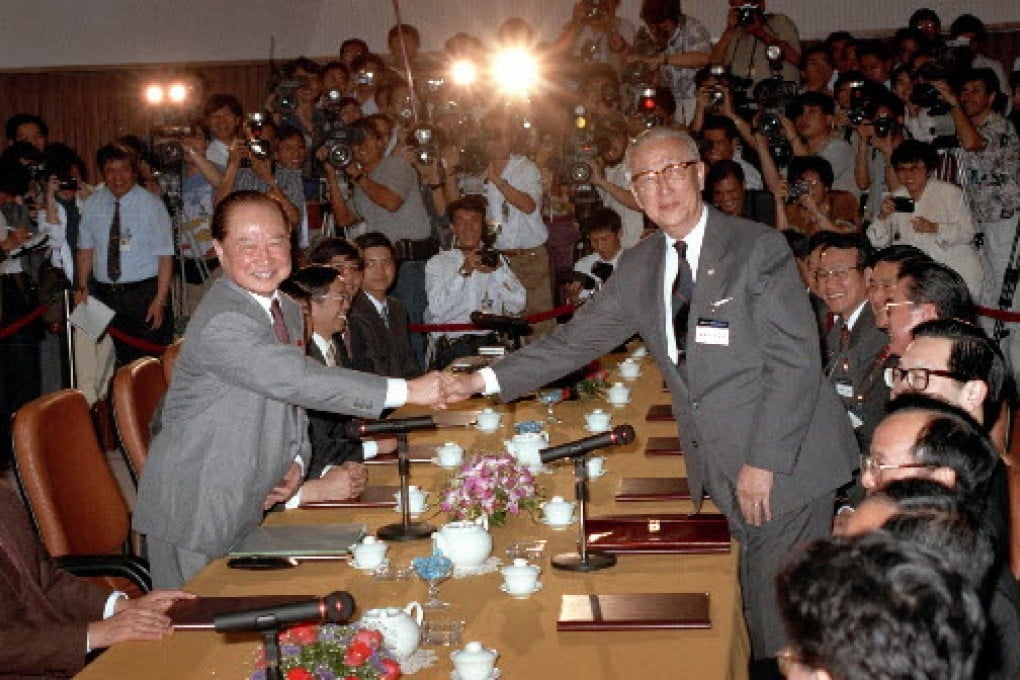 Mainland China's Wang Daohan and Taiwan's Koo Chen-fu shake hands at the Singapore talks in 1993. Photo: SCMP Pictures