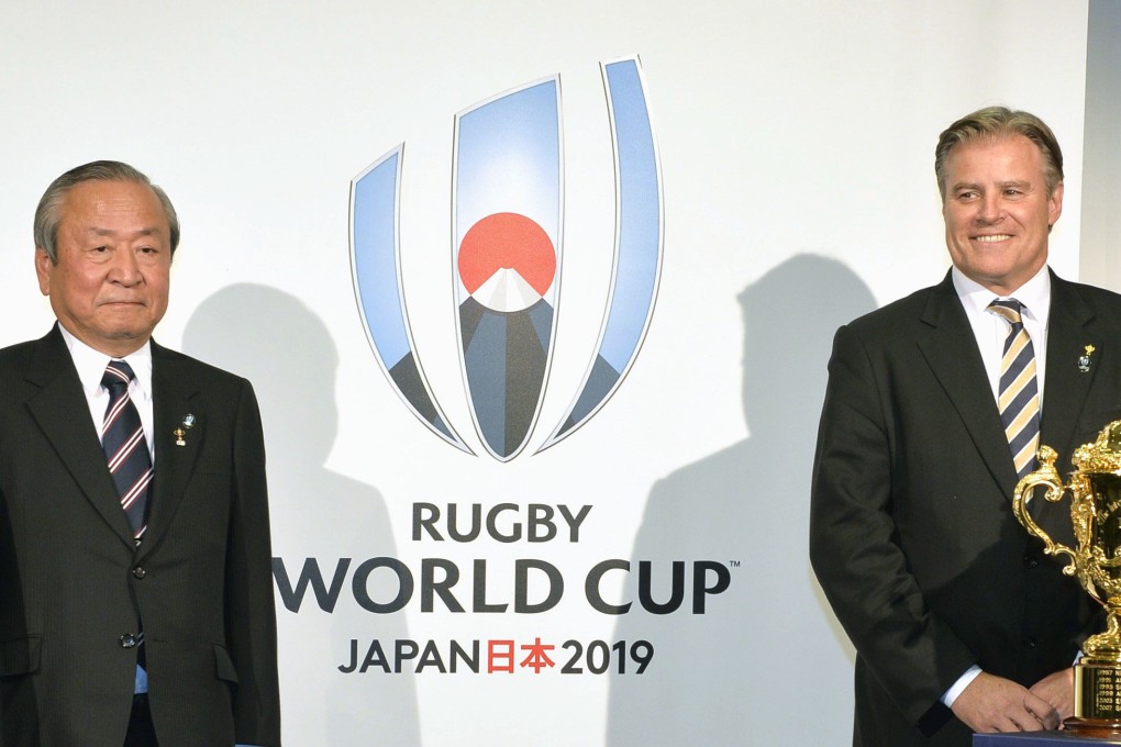 Akira Shimazu (left), head of the organising committee for Rugby World Cup 2019 in Japan, unveils a logo for the event, as Brett Gosper, chief executive of World Rugby, looks on. Photo: Kyodo