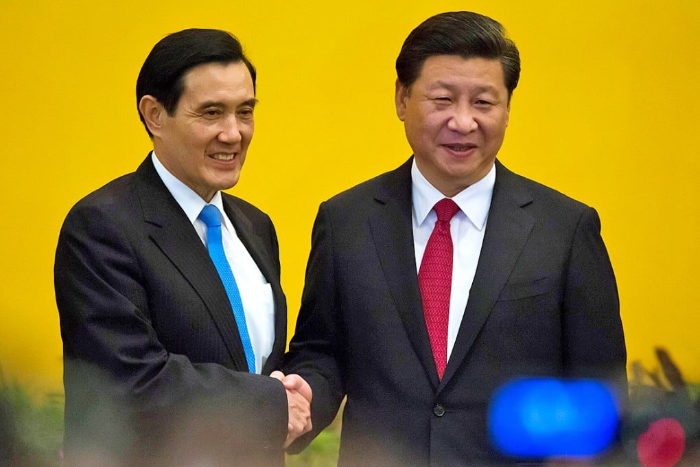 Xi Jinping and Taiwanese president Ma Ying-jeou shook hands for over a minute when they first met on Saturday in Singapore. Photo: Bloomberg
