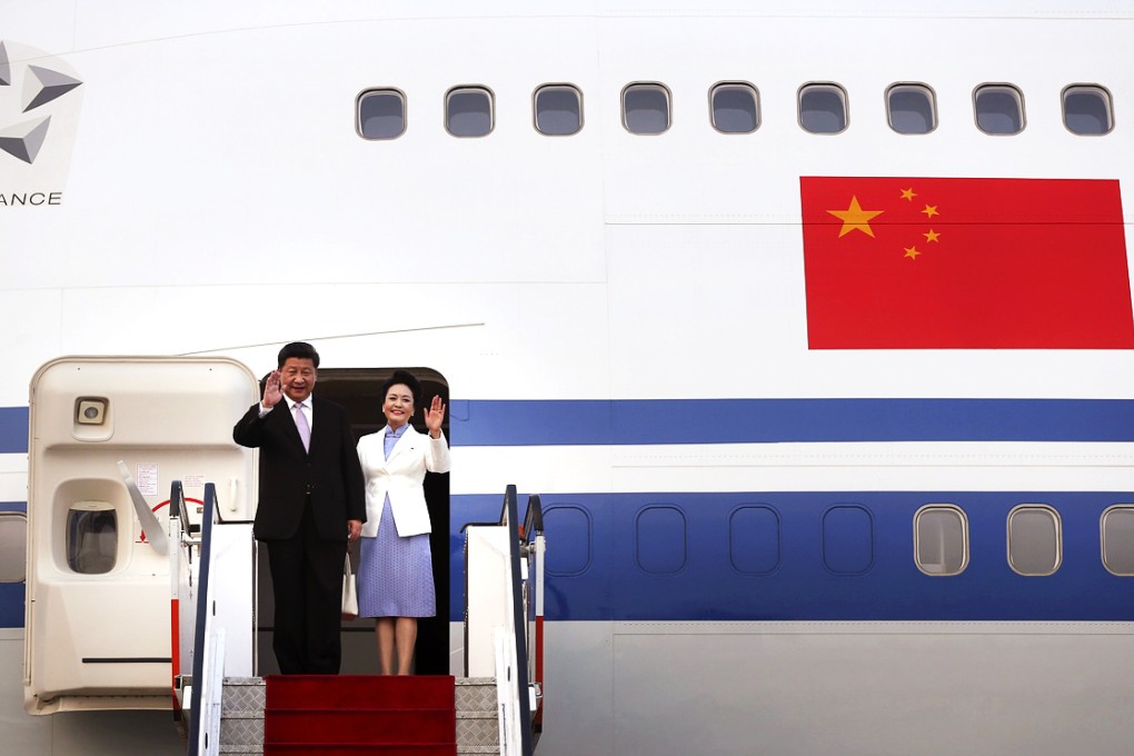 China's President Xi Jinping (left) and his wife Peng Liyuan arrived at Changi Airport in Singapore on November 6, 2015. Photo: Reuters