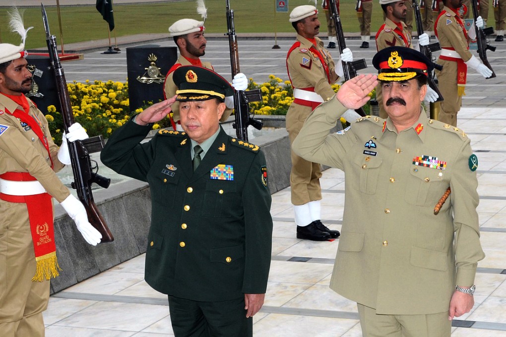 Central Military Commission vice-chairman Fan Changlong (second left) and Pakistan's army head Raheel Sharif salute after laying a wreath at Yadgar-e-Shuhada  in Rawalpindi on November 13, 2015. Photo: AFP