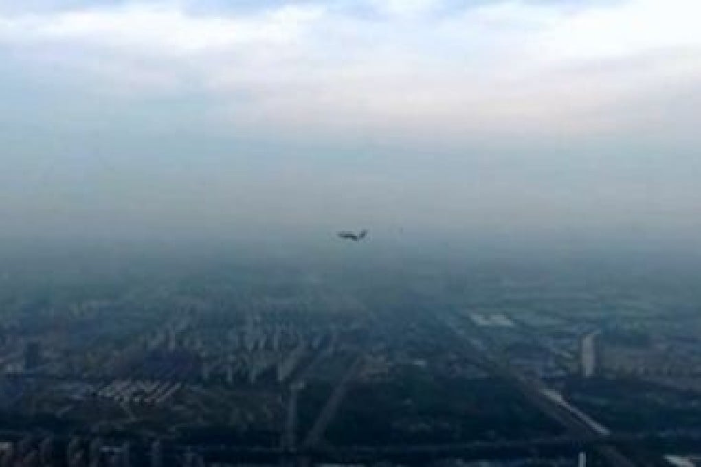 The stationary drone filmed the approached fighter jet with its landing gear deployed. Photo: Sina