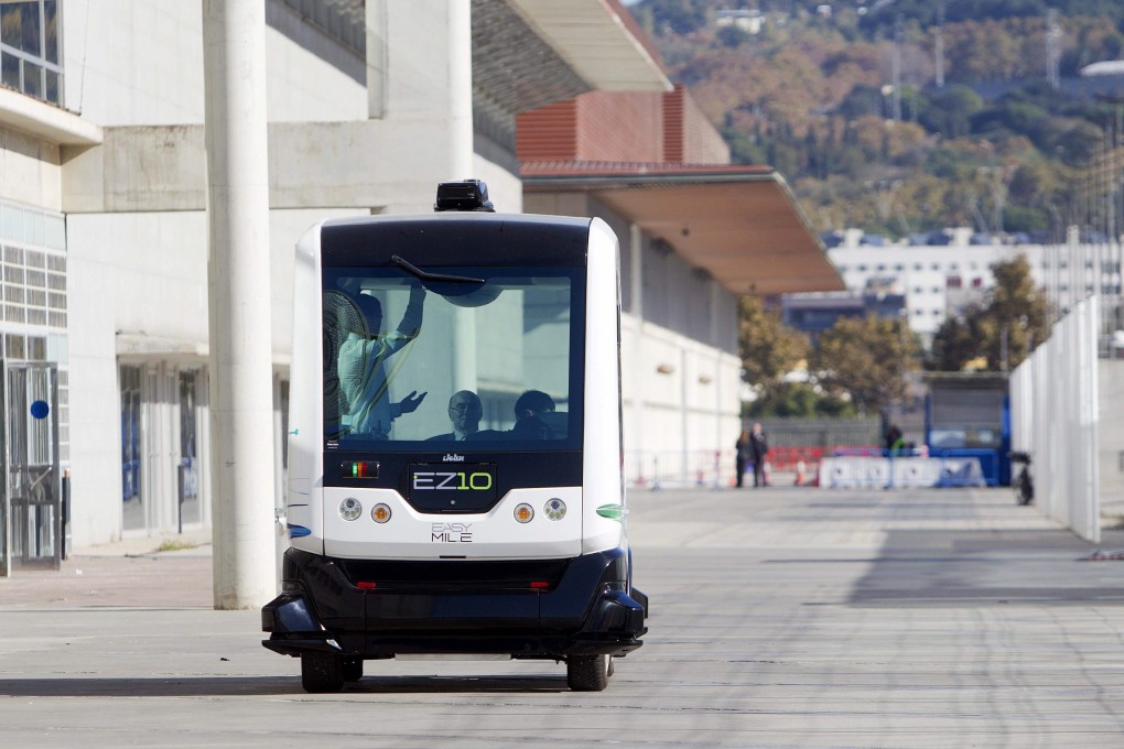 A bus with no driver runs through the Smart City Expo World Congress in Barcelona, northeastern Spain, on November 17. Photo: EPA
