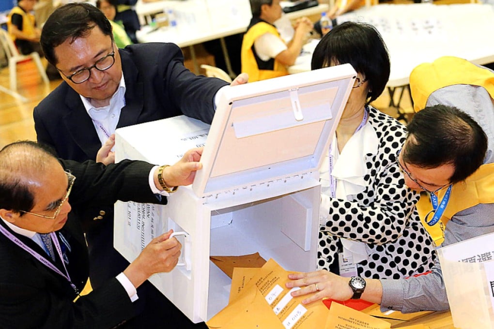 Electoral Affairs Commission chairman Justice Barnabas Fung Wah (second left) visits the counting centre in Tsim Sha Tsui. Photo: Felix Wong