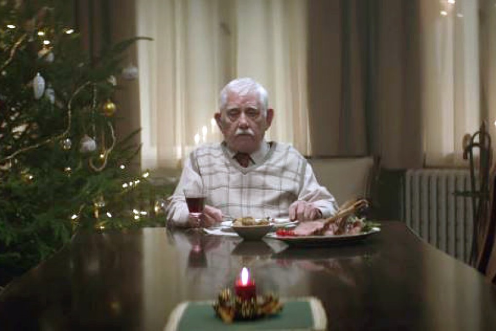 Grandpa eats Christmas dinner alone. This is one of the happier moments of the new EDEKA advertisement. Photo: YouTube/EDEKA