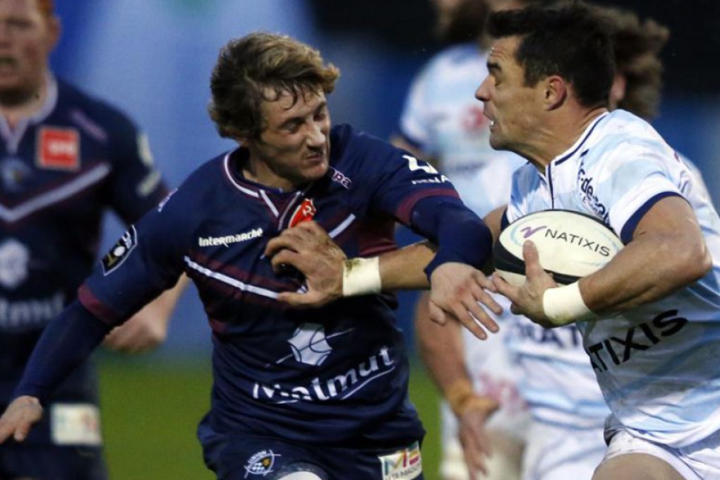Racing 92 fly-half Dan Carter (right) runs with the ball during a French Top 14 triumph over Bordeaux-Bègles late Saturday at the Stade Yves-du-Manoir in Colombes. Photos: AFP