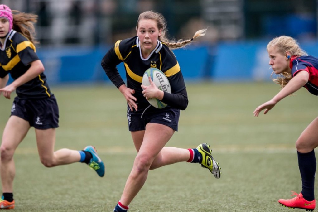 King George V girls on the charge against HKIS on their way to winning the 2016 Bill Williams Schools Sevens title at King’s Park on Friday. Photos: HKRU