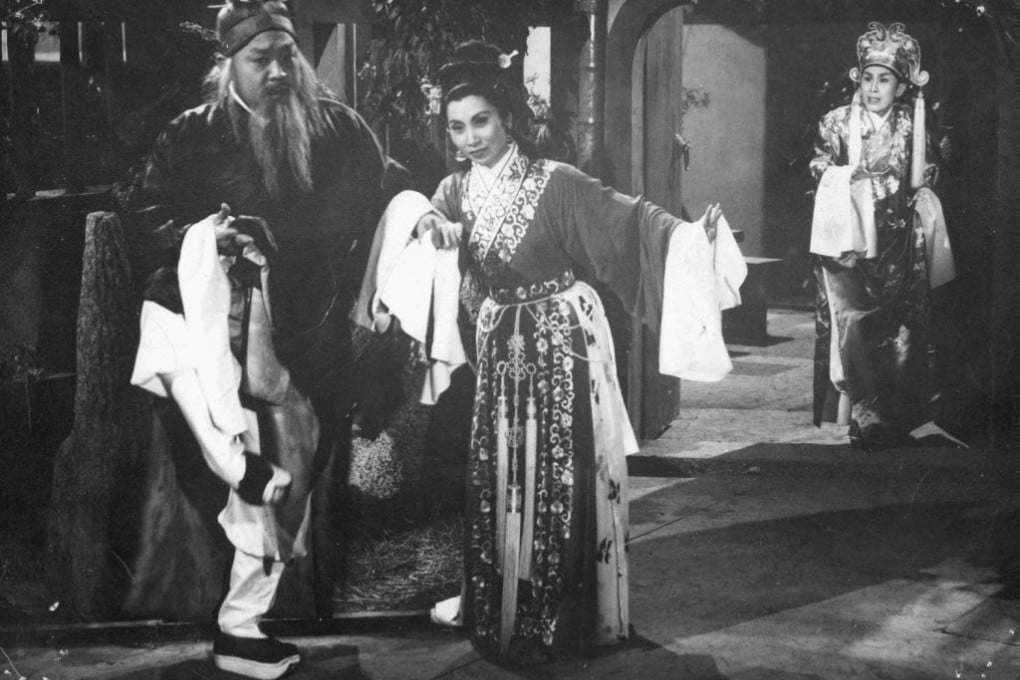 Yam Kim-fai (right) plays a male scholar in 1959's Butterfly and Red Pear Blossom, also starring Leung Sing-po (left) and Pak Suet-sin. Photo: supplied