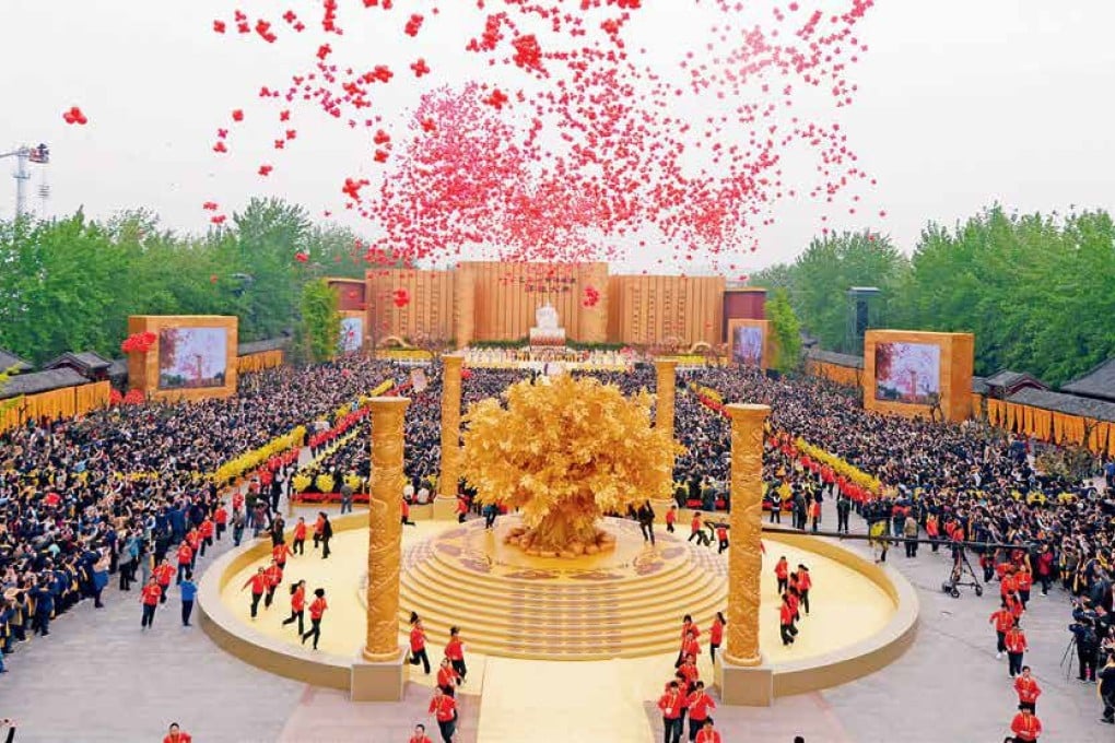 Every year on the third day of the third month on the Chinese lunar calendar, more than 20,000 Chinese people – domestic or overseas – would gather in Xinzheng in Zhengzhou city, the birthplace of their Great ancestor, to offer sacrifices and worship.