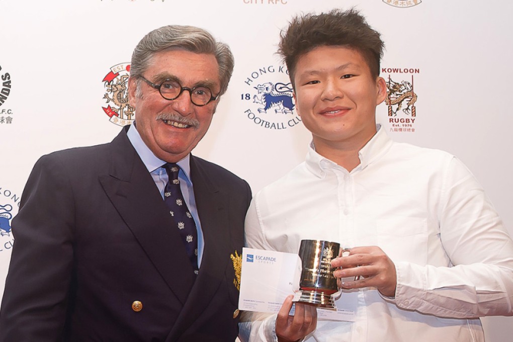 Hong Kong Rugby Union president Brian Stevenson presents the Women’s Premiership player of the year award to Gai Wu’s Tammy Lau Nga-wun. Photos: HKRU