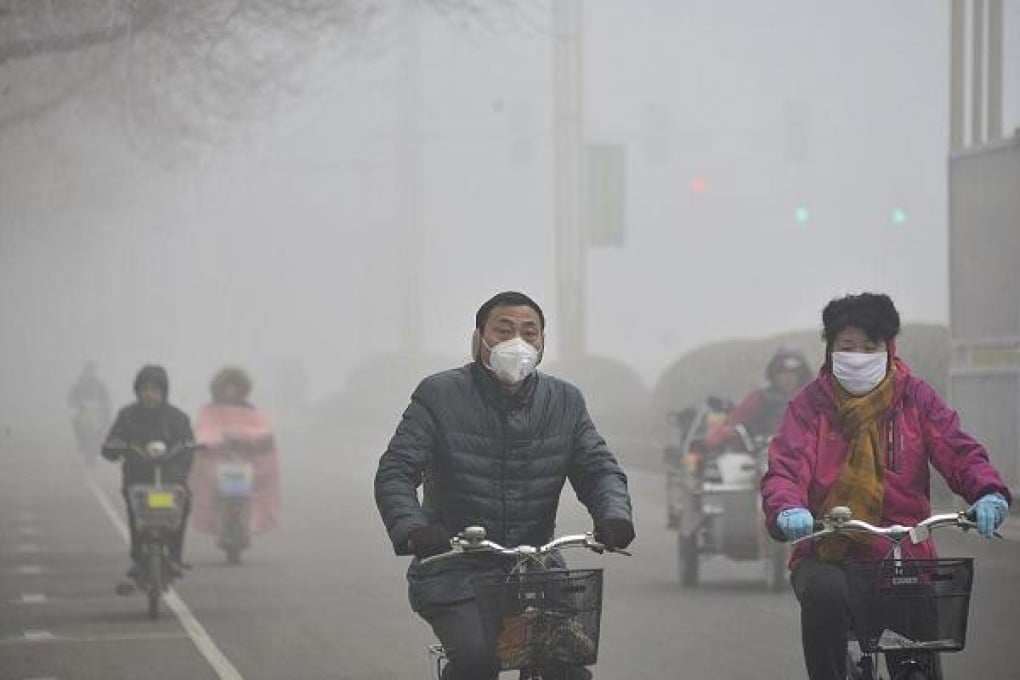 Citizens ride through heavy smog in Liaocheng in Shandong Province - despite the findings of the benefits of physical activity in spite of air quality, researchers stress it isn't an argument for inaction in combatting pollution.
Photo: ChinaFotoPress/Visual China Group/Getty Images