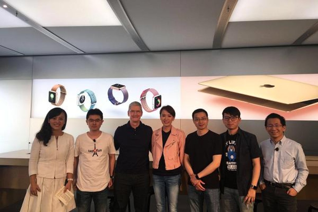 Apple chief executive Tim Cook, third from left, poses with Didi Chuxing president Jean Liu, far left, Tap4Fun CEO Xu Zizhan, DayDayCook founder Norma Chu, Meituan co-founder Mu Rongjun, MeituPic founder and CEO Wu Xinhong and, far right, Toutiao.com founder Zhang Yiming. Photo: Cover Media