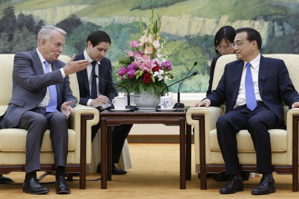 French Foreign Minister Jean-Marc Ayrault (left) speaks with China's Premier Li Keqiang during their meeting at the Great Hall of the People in Beijing on May 16, 2016. Photo: AFP