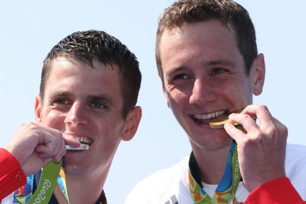 Triathlon gold medallist Alistair Brownlee (right) and his silver-winning brother Jonathan pose after receiving their Olympic medals in Rio de Janeiro, Brazil on Thursday. Photo: EPA
