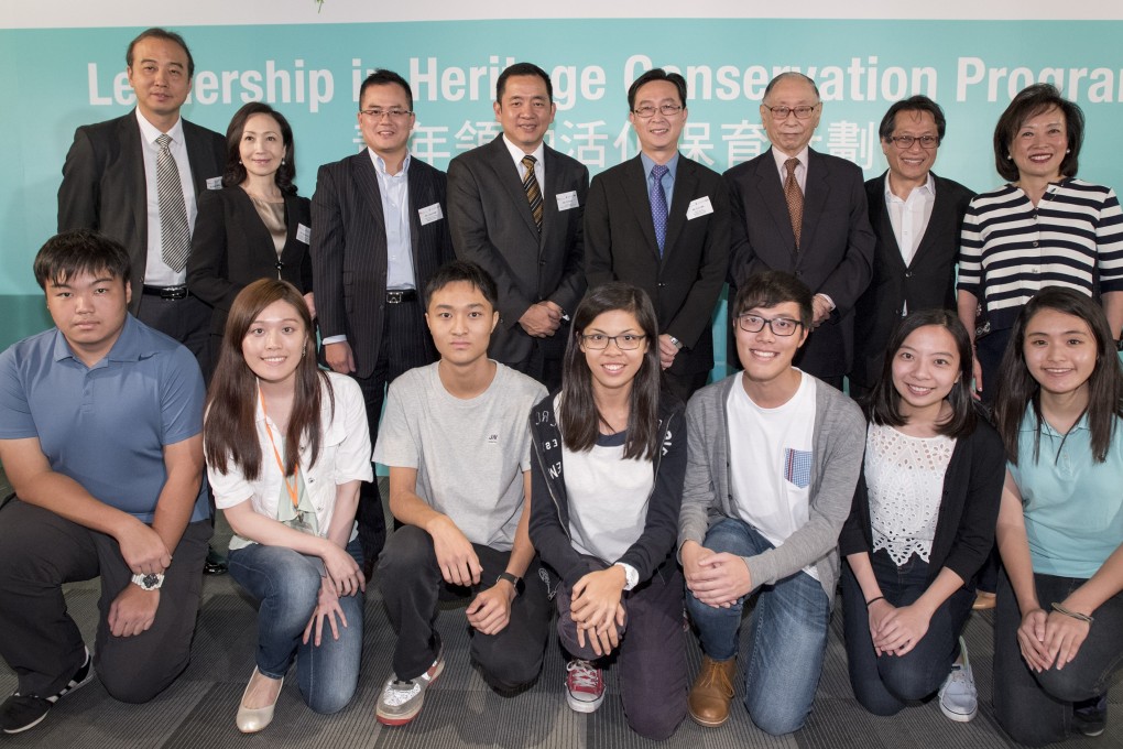 Mr Eric Ma, Undersecretary for Development (fourth from right) and Dr Rosanna Wong, HKFYG (first from right) joined Mr Y C Koh (fourth from left) and Ms Susanna Lee (second from left) from American Express to announce American Express’ sponsorship. They were joined by Sir T L Yang, former Chief of Justice (third from right); Mr Jose Yam, Commissioner for Heritage (third from left); Dr Lee Ho Yin from HKU (second from right) and Mr Ricky Wong from the Commissioner for Heritage’s Office (first from left).