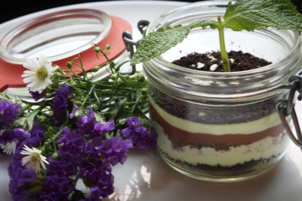 Cookies and mint cream dessert