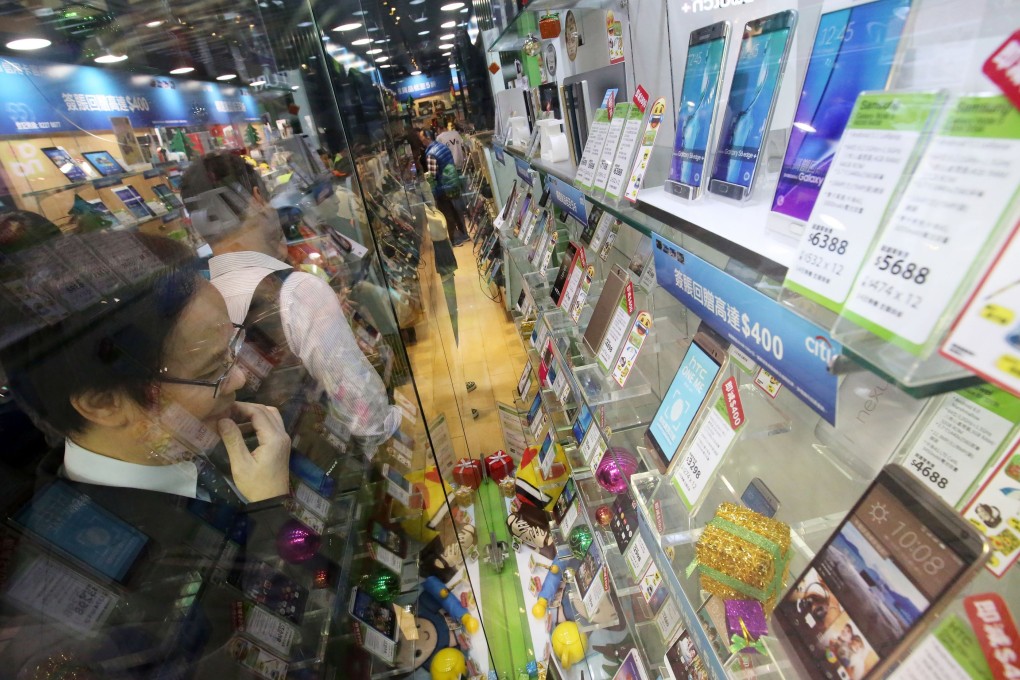 Shoppers look for bargains on phones in a Mong Kok store. Photo: Edward Wong/SCMP