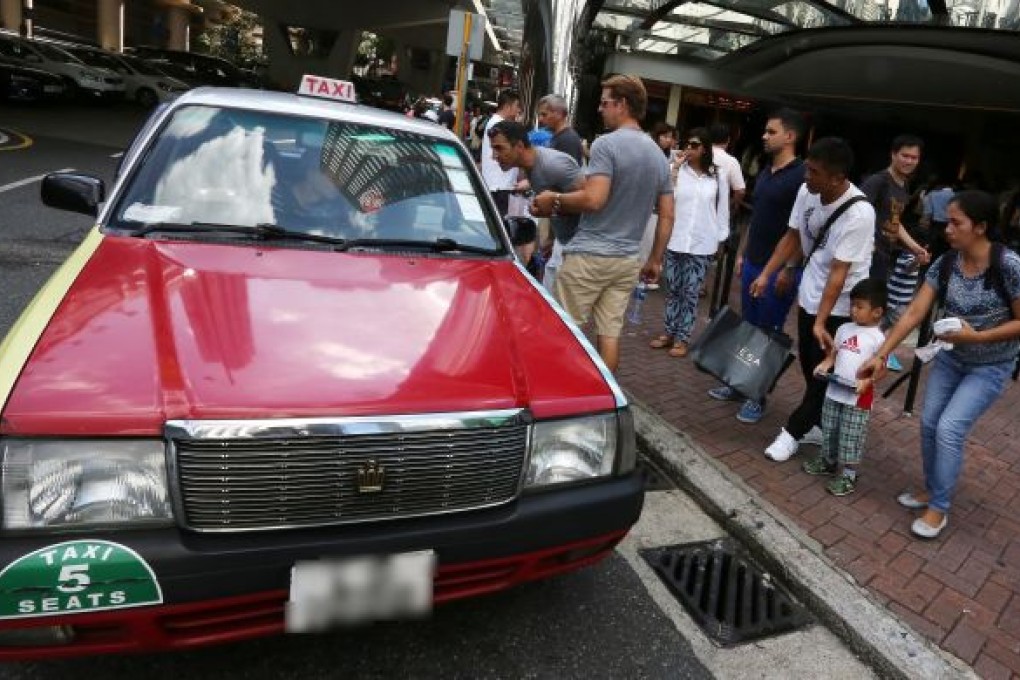 Red taxis want to raise the fare plus the Tourism Board launches a campaign to get Hongkongers spending
