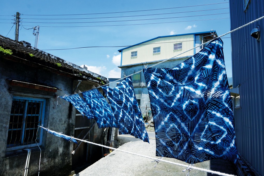 Make your own DIY sapphire scarf and keep it as an artistic souvenir