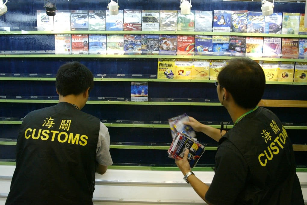 Customs officers clean up a 'faan baan' store in Sham Shui Po in 2004. Photo: Robert Ng/SCMP