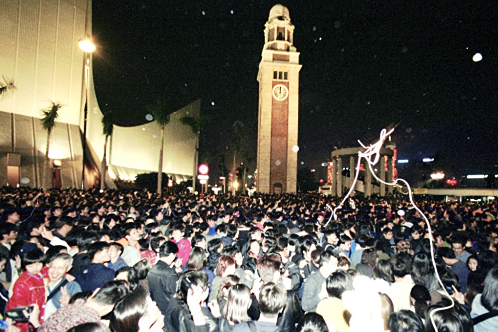 Tsim sha Tsui crowds await the new millennium. Picture: Wan Kam-yan