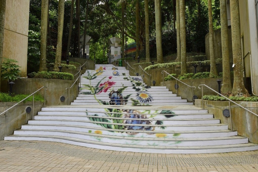 One of the stairs at Hong Kong Park are decorated with the painting, ‘Dish with Decoration of Flowers and Butterfly in Fencai Enamels’, from the Qing period.