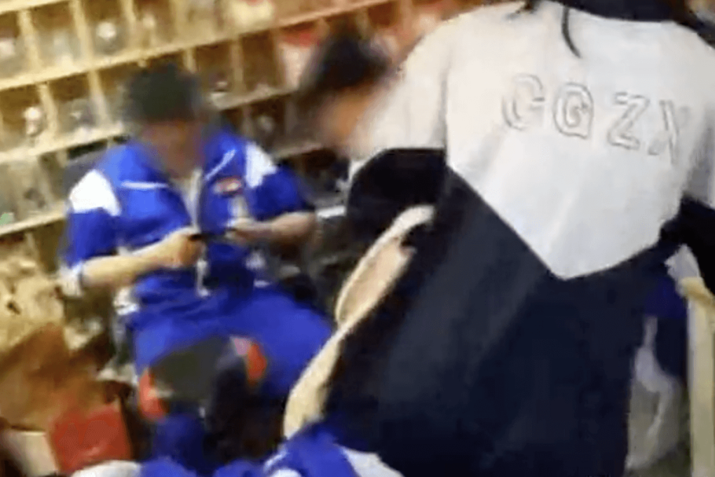 Students gather at a smartphone cafe to play mobile games (Picture: Kankan News)